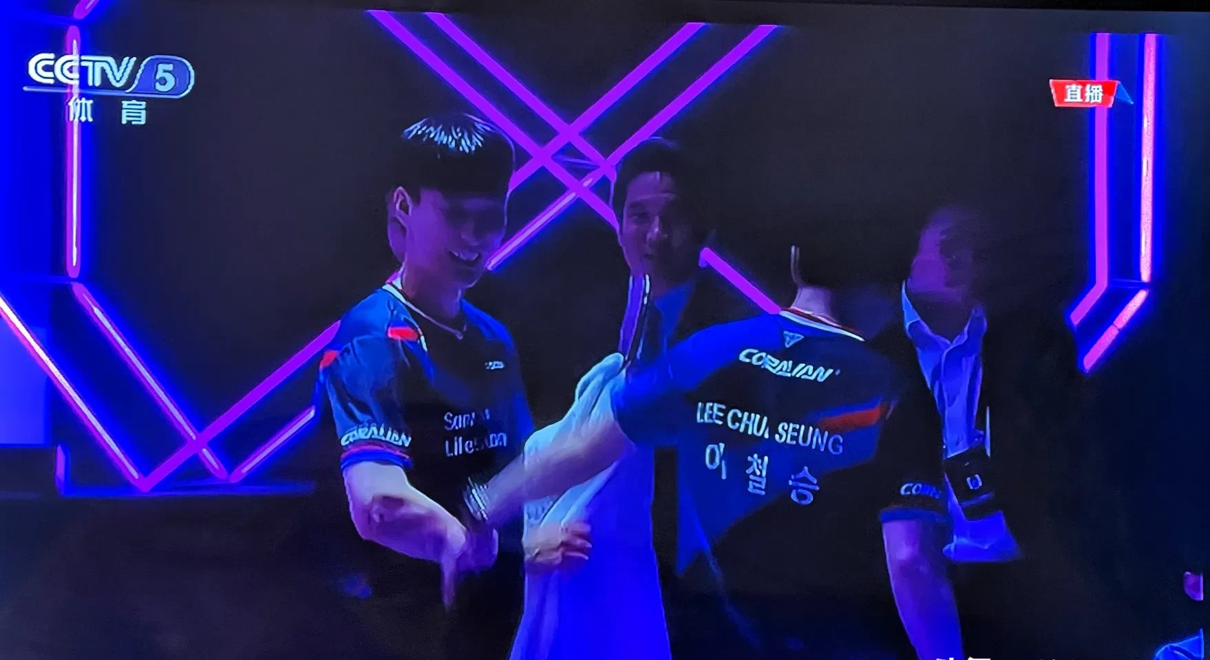 包含关键战韩国国家队备战世预赛;强势反弹细节流出;气氛紧张;团队化学反应显著的词条 包含关键战韩国国家队备战世预赛;强势反弹细节流出;气氛紧张;团队化学反应显著的词条