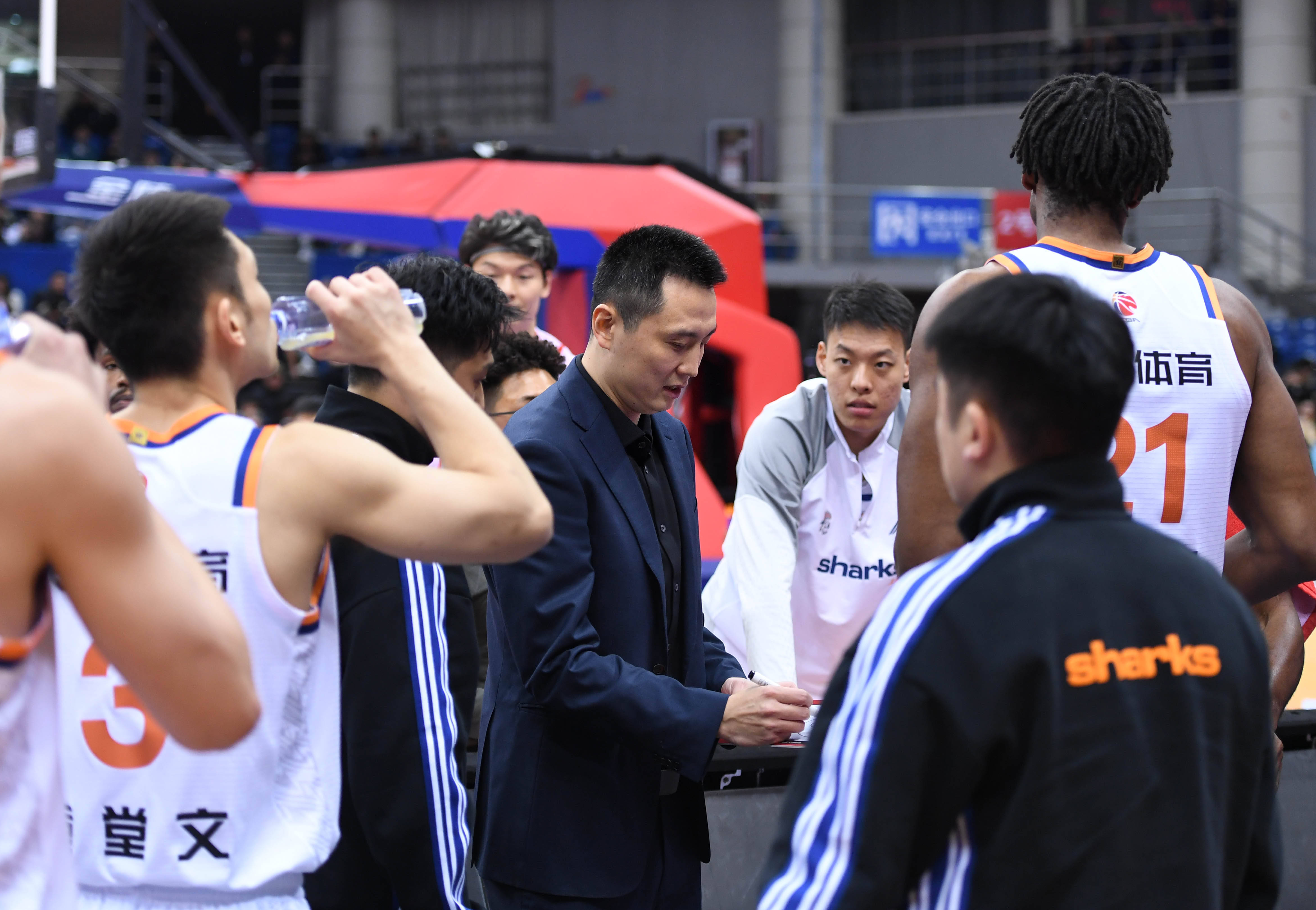 重磅！山东男篮围绕NBA总决赛绝杀压哨风云突变费耶诺德今晨更衣室发声，集结日上海申花调整名单以备足总杯的简单介绍